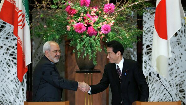 Iranian Foreign Minister Mohammad Javad Zarif, left, shakes hands with his Japanese counterpart Fumio Kishida. - Sputnik International