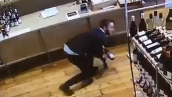 Nice Catch! Store Employee Dives to Save a Bottle of Wine - Sputnik International