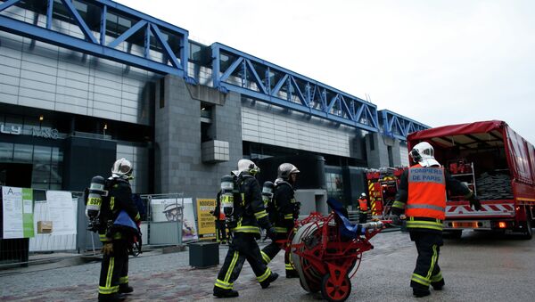 Firefighters are at work in front of the 'Cite des Sciences et de l'Industrie' in Paris, where a fire broke out overnight on August 20, 2015 - Sputnik International