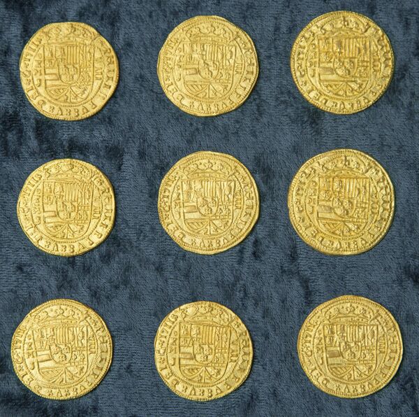Over 350 gold coins from a sunken Spanish Treasure are seen in an undated handout picture courtesy of 1715 Fleet - Queens Jewels Over 350 gold coins from a sunken Spanish Treasure are seen in an undated handout picture courtesy of 1715 Fleet - Queens Jewels - Sputnik International