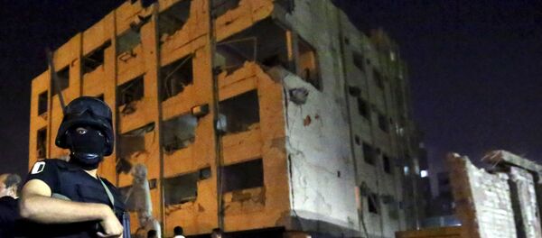 A security official stands guard at the site of a bomb blast at a national security building in Shubra Al-Khaima, on the outskirts of Cairo, August 20, 2015 - Sputnik International