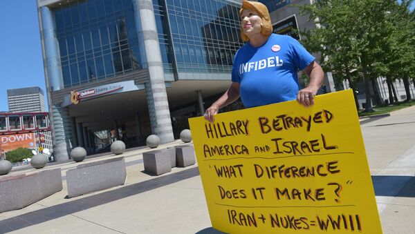 Protestor Bob Kunst of Miami, wears a Hillary Clinton mask while demonstrating outside of the Quicken Loans Arena on August 5, 2015 in Cleveland, Ohio - Sputnik International