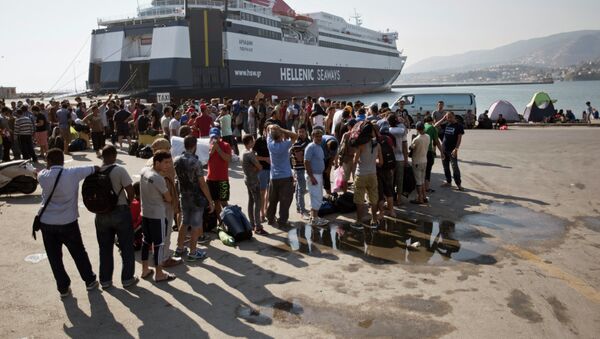 Syrian migrants wait in line to buy ferry tickets at the port in Mytlilene, Lesbos in Greece, Thursday, Aug. 20, 2015. - Sputnik International