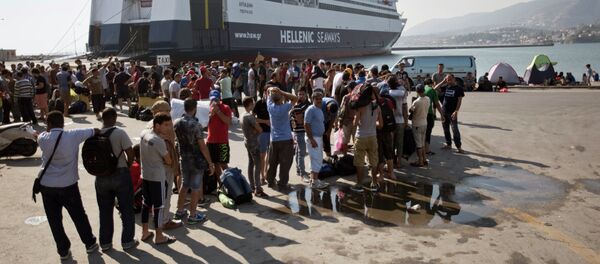Syrian migrants wait in line to buy ferry tickets at the port in Mytlilene, Lesbos in Greece, Thursday, Aug. 20, 2015. Syrian migrants wait in line to buy ferry tickets at the port in Mytlilene, Lesbos in Greece, Thursday, Aug. 20, 2015. - Sputnik International