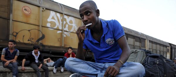 An immigrant from India rolls a cigarette at Gevgelija railway station, Macedonia August 19, 2015 - Sputnik International