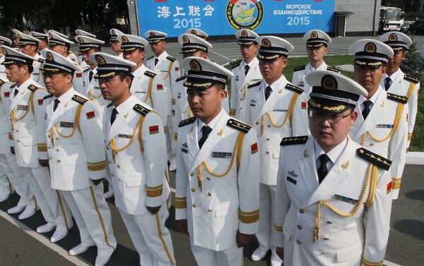 Chinese Navy officers during a ceremony of welcoming the crews of Chinese warships involved in the Naval Cooperation 2015 exercise - Sputnik International
