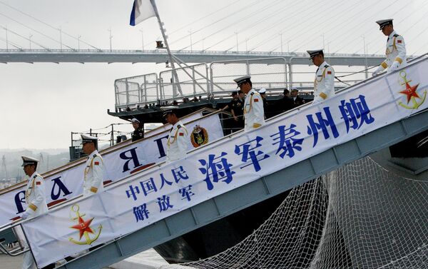 Sailors from the destroyer Taizhou that has arrived in Vladivostok together with six other Chinese warships for the second stage of the Naval Cooperation 2015 exercise. - Sputnik International