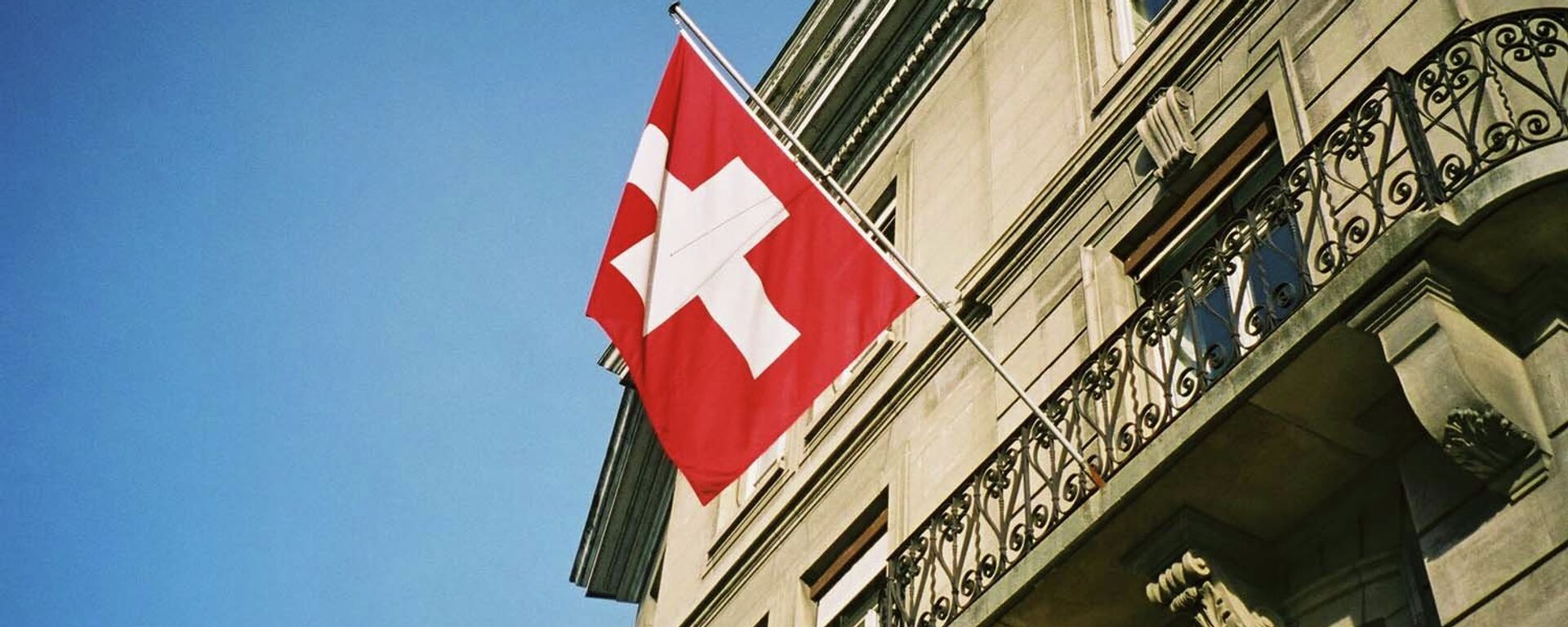 Swiss flag fluttering in the sunshine in Geneva - Sputnik International, 1920, 20.02.2022