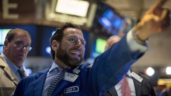 Traders work on the floor of the New York Stock Exchange August 20, 2015. - Sputnik International