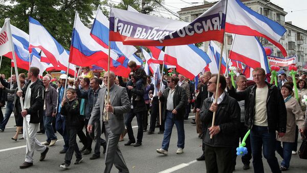 Participants of the May Day demonstration in Simferopol with a poster Our choice - Russia - Sputnik International