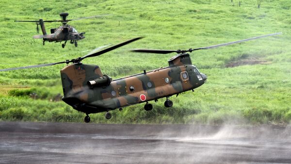 Тяжелый транспортный вертолет CH-47J Chinook в сопровождении ударного вертолета Apache на ежегодных японских военных учениях - Sputnik International