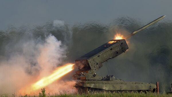 The TOS-1 heavy flamethrower system fires a missile during a demo show at the ARMY-2015 International Military-Technical Forum held at Patriot Park, a new congress and exhibition center in Kubinka outside Moscow - Sputnik International