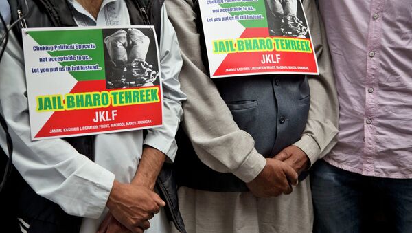 Activists of the Jammu Kashmir Liberation Front (JKLF) participate in a protest in Srinagar, Indian controlled Kashmir, Friday, May 29, 2015 - Sputnik International