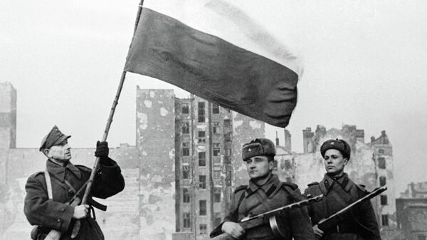 Soldiers of Wojsko Polske (left with flag) and the Red Army (right) raising a flag in liberated Warsaw - Sputnik International