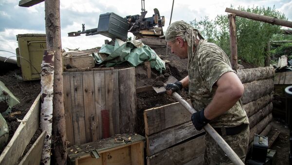 A serviceman strengthens the trench on the position of Ukrainian forces near airport of Donetsk on August 19, 2015 - Sputnik International