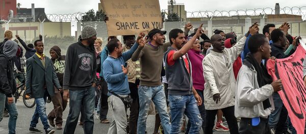 Illegal migrants demonstrate against British government, on August 20, 2015 in Calais, on the occasion of the visit of Britain's Home Secretary visit to Calais to sign a deal aimed at alleviating the migrant crisis Illegal migrants demonstrate against British government, on August 20, 2015 in Calais, on the occasion of the visit of Britain's Home Secretary visit to Calais to sign a deal aimed at alleviating the migrant crisis - Sputnik International