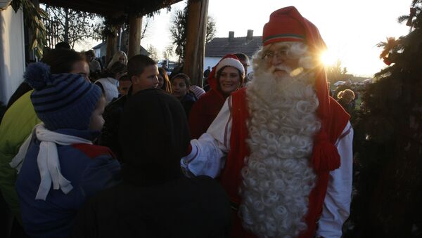 Hungarian roma children welcome a Santa Claus from Lapland aka Joulupukki in visit in Kaposmero. (File) - Sputnik International