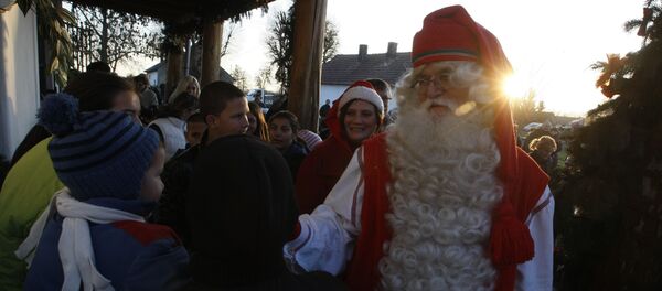 Hungarian roma children welcome a Santa Claus from Lapland aka Joulupukki in visit in Kaposmero. (File) - Sputnik International