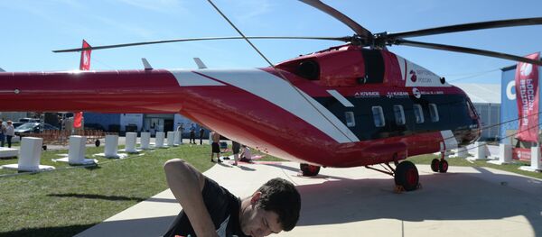 A MAKS 2015 participant prepares a Mi-38-2 helicopter for a flight program at the MAKS 2015 International Aviation and Space Salon - Sputnik International