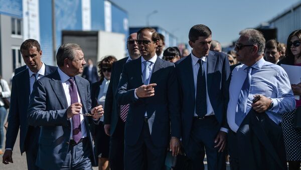 Russian Minister of Industry and Trade Denis Manturov (center) attends the final rehearsal of the opening of the MAKS 2015 International Aviation and Space Salon - Sputnik International