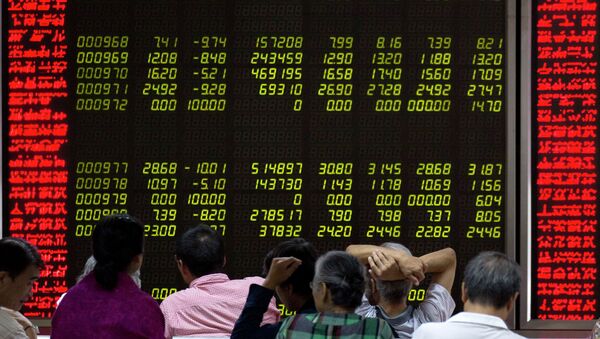 Investors monitor stock prices at a brokerage in Beijing, Friday, Aug. 21, 2015 - Sputnik International