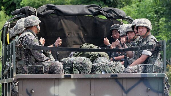 South Korean soldiers ride in the back of a military vehicle in the border county of Yeoncheon on August 22, 2015 - Sputnik International