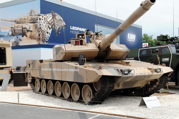 The battle tank Leopard 2 A7 is presented by German Krauss-Maffei Wegmann (KMW) on June 14, 2010 at Eurosatory 2010 in Villepinte near Paris - Sputnik International