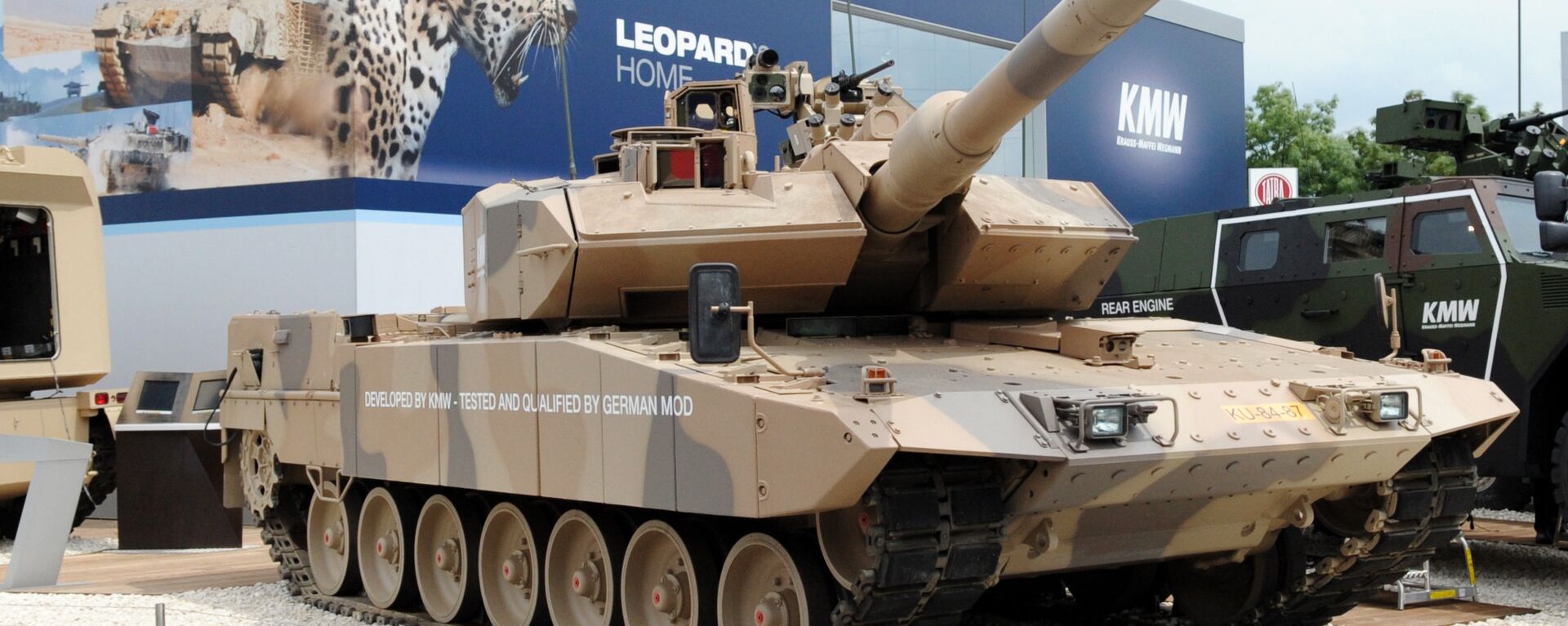 The battle tank Leopard 2 A7 is presented by German Krauss-Maffei Wegmann (KMW) on June 14, 2010 at Eurosatory 2010 in Villepinte near Paris - Sputnik International, 1920, 15.10.2022
