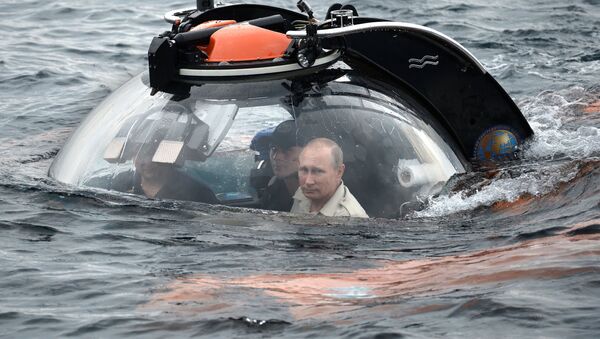 Russian President Vladimir Putin, right, submerges 83 meters under water on board a bathyscaphe near Sevastopol to see a sunken ancient vessel - Sputnik International