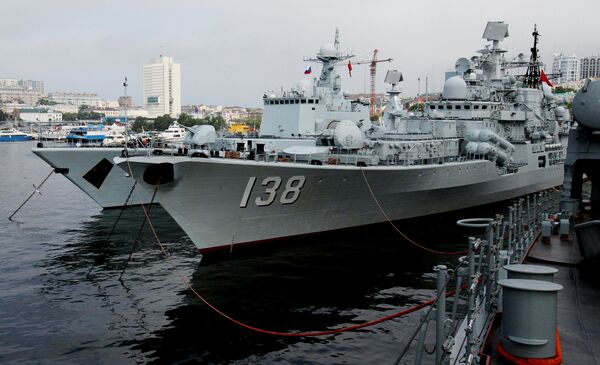 The destroyers Shenyang and Taizhou that have arrived in Vladivostok together with five other Chinese warships for the second stage of the Naval Cooperation 2015 exercise. - Sputnik International