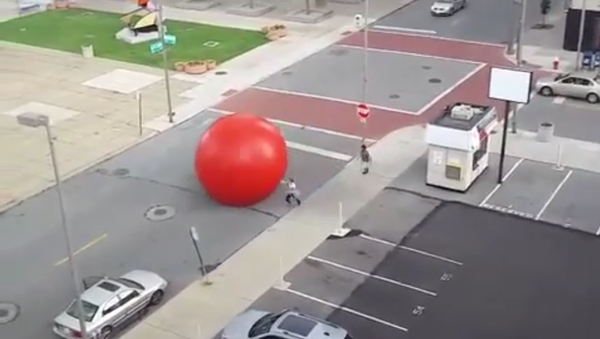 Giant red ball from an art installation broke free in Toledo - Sputnik International