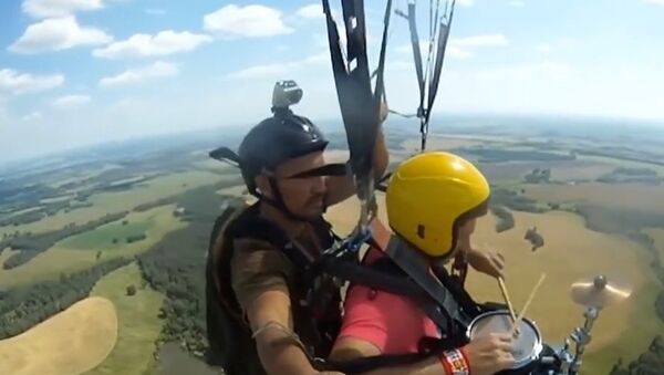 Russia: Musicians record song while paragliding 650 metres in the air - Sputnik International