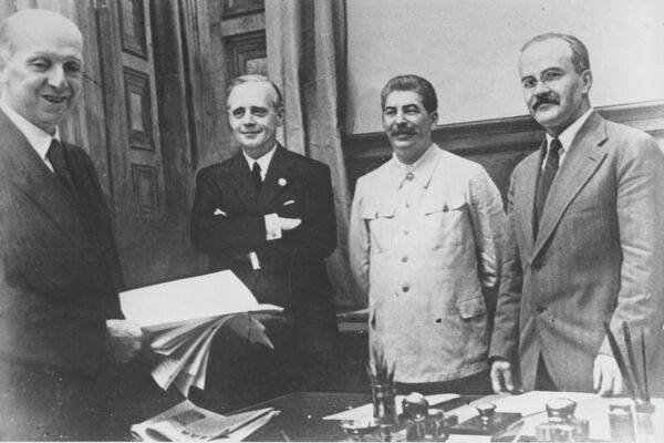 Soviet Foreign Minister Vyacheslav Molotov, far right, Soviet leader Joseph Stalin, second from right, and German Foreign Minister Joachim von Ribbentrop, third from right, posing after signing the German-Soviet non-aggression pact in Moscow, August 23, 1939. Soviet Foreign Minister Vyacheslav Molotov, far right, Soviet leader Joseph Stalin, second from right, and German Foreign Minister Joachim von Ribbentrop, third from right, posing after signing the German-Soviet non-aggression pact in Moscow, August 23, 1939. - Sputnik International