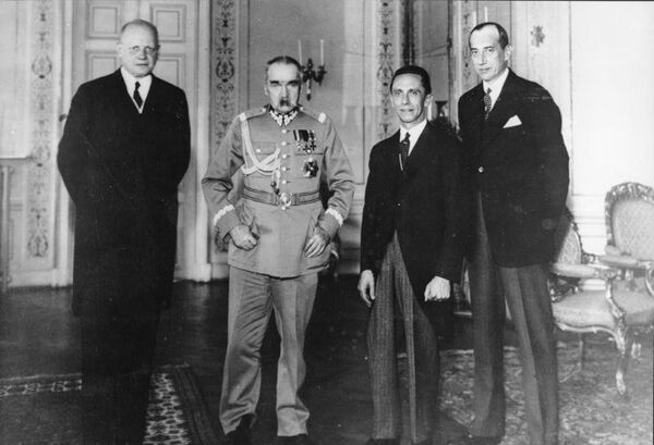 German ambassador, Hans-Adolf von Moltke, Polish leader Józef Piłsudski, German propaganda minister Joseph Goebbels and Józef Beck, Polish Foreign minister meeting in Warsaw on June 15, 1934, five months after signing the Polish-German Non-Aggression Pact. German ambassador, Hans-Adolf von Moltke, Polish leader Józef Piłsudski, German propaganda minister Joseph Goebbels and Józef Beck, Polish Foreign minister meeting in Warsaw on June 15, 1934, five months after signing the Polish-German Non-Aggression Pact. - Sputnik International