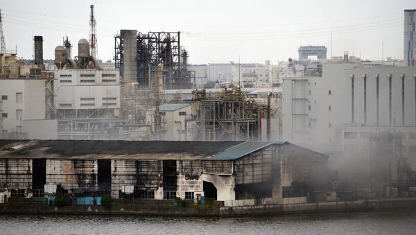 Smoke rises from a steel plant beside a river in Kawasaki near Tokyo's Haneda airport - Sputnik International