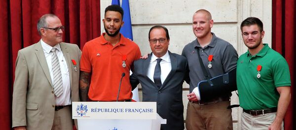 French President Francois Hollande (C) poses with British businessman Chris Norman (L), U.S. student Anthony Sadler (2ndL), U.S. Airman First Class Spencer Stone (2ndR) and U.S. National Guardsman Alek Skarlatos (R) during a ceremony at the Elysee Palace in Paris, France - Sputnik International
