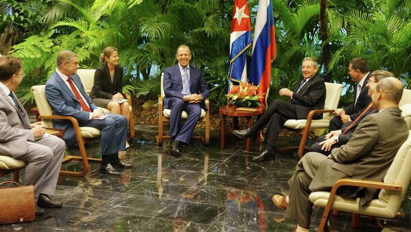 Russian Foreign Minister Sergey Lavrov, center left, and President of the Council of State of Cuba Raul Castro, center right, during talks in Havana - Sputnik International