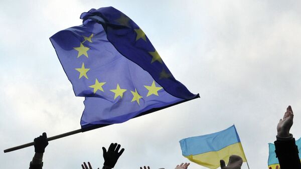 Students wave flags of the European Union and Ukraine - Sputnik International