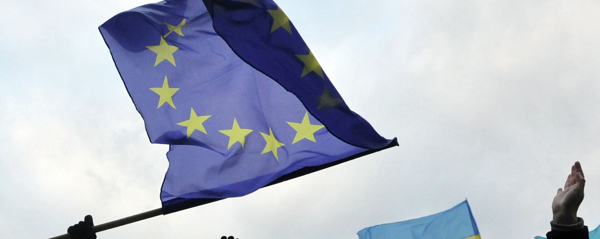 Students wave flags of the European Union and Ukraine - Sputnik International, 1920, 07.06.2024