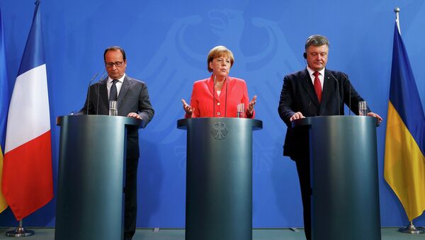 German Chancellor Angela Merkel, French President Francois Hollande (L) and Ukrainian President Petro Poroshenko speak to media after their meeting in the Chancellery in Berlin, Germany, August 24, 2015 - Sputnik International