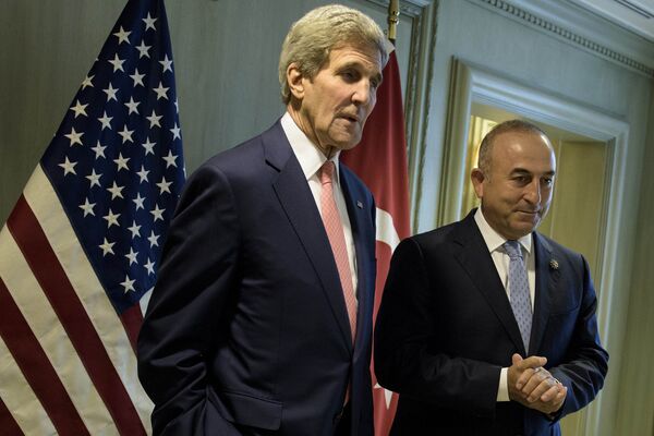 US Secretary of State John Kerry, left, and Turkey’s Foreign Minister Mevlut Cavusoglu - Sputnik International