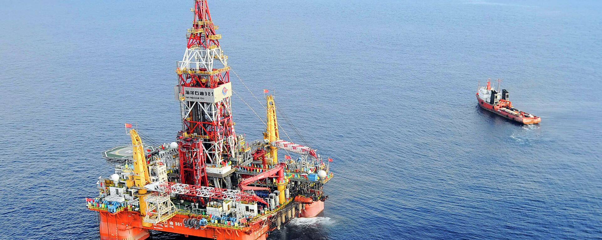 Haiyang Shiyou oil rig 981, the first deep-water drilling rig developed in China, is pictured at 320 kilometers (200 miles) southeast of Hong Kong in the South China Sea. - Sputnik International, 1920, 23.06.2022