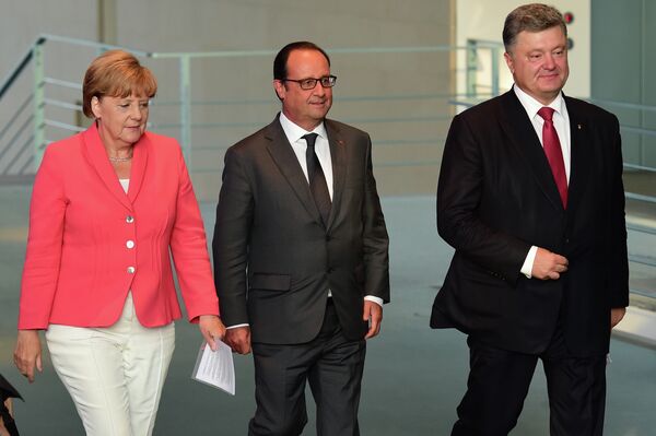 German Chancellor Angela Merkel (L), French President Francois Hollande (C) and Ukrainian President Petro Poroshenko (R) arrive to address a press conference following talks at the chancellery in Berlin. File photo. German Chancellor Angela Merkel (L), French President Francois Hollande (C) and Ukrainian President Petro Poroshenko (R) arrive to address a press conference following talks at the chancellery in Berlin. File photo. - Sputnik International