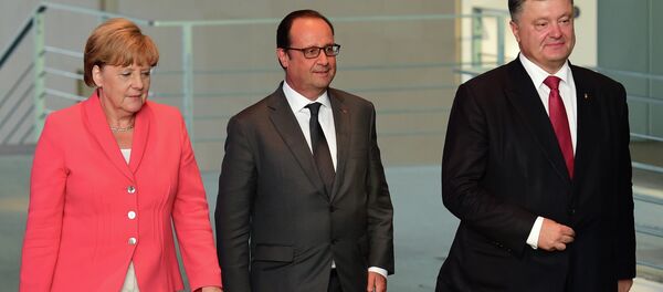 German Chancellor Angela Merkel (L), French President Francois Hollande (C) and Ukrainian President Petro Poroshenko (R) arrive to address a press conference following talks at the chancellery in Berlin on August 24, 2015 - Sputnik International
