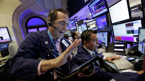 Traders Gregory Rowe, left, and Robert Finnerty work in a booth on the floor of the New York Stock Exchange, Monday, Aug. 24, 2015 - Sputnik International