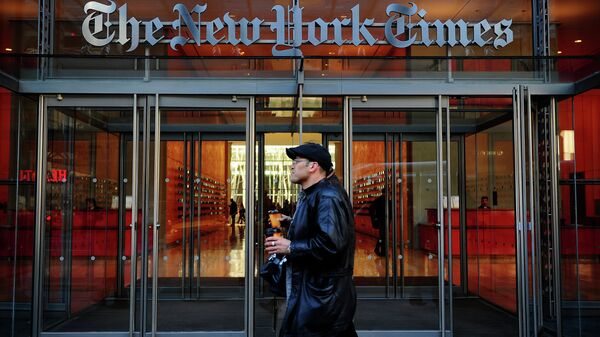 People walk by the entrance to US newspaper 'The New York Times' in New York - Sputnik International