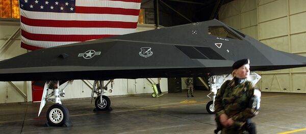 An US Air Force soldier patrol the perimetre around a F-117 Nighthawk stealth fighter jet - Sputnik International