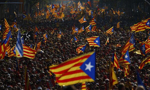Hundreds of thousands of demonstrators stand on the streets waving their “estelada” flags, that symbolizes Catalonia's independence, during a protest calling for the independence of Catalonia in Barcelona, Spain - Sputnik International