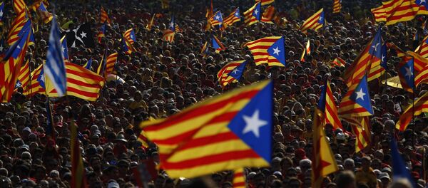 Hundreds of thousands of demonstrators stand on the streets waving their “estelada” flags, that symbolizes Catalonia's independence, during a protest calling for the independence of Catalonia in Barcelona, Spain - Sputnik International