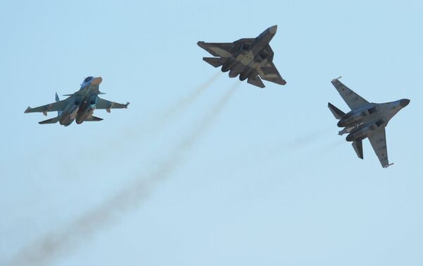 Su-34 (left), T-50 (centre) and Su-35 (right) aircraft at the 2015 MAKS air show - Sputnik International